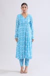 Samyukta Singhania_Blue Muslin Print Abstract Geometric V Neck Angarkha Kurta Set _Online_at_Aza_Fashions