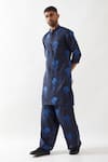 Son of A Noble Snob_Navy Linen Printed Kurta Set _Online_at_Aza_Fashions