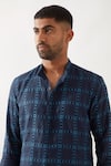 Son of A Noble Snob_Navy Linen Printed Slim Fit Kurta Set _at_Aza_Fashions