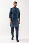 Buy_Son of A Noble Snob_Navy Linen Printed Slim Fit Kurta _at_Aza_Fashions