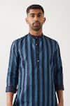Shop_Son of A Noble Snob_Navy Linen Printed Slim Fit Kurta _Online_at_Aza_Fashions