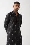 Shop_Son of A Noble Snob_Black Linen Slate Stamp Printed Kurta _Online_at_Aza_Fashions
