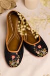 Buy_5elements_ Embroidered Naina Jutti 
