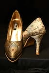Miraki_Black Embroidery Brocade And Gold Pumps _Online
