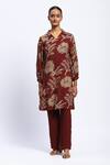 Buy_Abraham And Thakore_Burgundy Georgette Embroidery Collared Aari Florals Kurta _at_Aza_Fashions