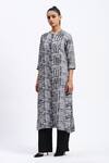 Buy_ABRAHAM AND THAKORE_Gray Linen Round Neck Handpainted Checks Kurta _Online_at_Aza_Fashions