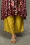 Tanu Malhotra_Wine Cotton, Silk, Georgette V-neck Old Buti Kurta Set With Scalloping Dupatta _Online_at_Aza_Fashions
