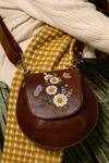 Miri_Brown Embroidery White Daisy Bianca Sling Bag _Online