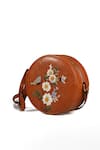 Buy_Miri_Tan Embroidery Hand Daisy Sling Bag 