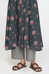 Buy_Sinjhar_Black Cotton V-neck Floral Printed Kurta Set 