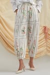 Shop_Pozruh by Aiman_White Cotton, Hemp Embroidery Collared Bouquet Bib Set 