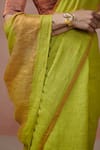 Buy_Dressfolk_Green Linen V-neck Handloom Saree With Blouse 