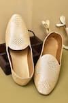 Buy_Arihant Rai Sinha_Beige Embroidery Almond Toe Juttis _Online