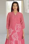 Buy_Silai Studio_Pink Chanderi Embroidery Split V-neck Misty Tulips Bandhani Kurta Set 