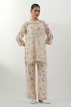 Buy_Vinusto_Multi Color Chanderi Round Neck Floral Printed Kurta Pant Set _at_Aza_Fashions