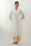 Buy_Vinusto_White Cotton Embroidery V-neck Chikankari Kurta Set _at_Aza_Fashions