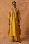 Buy_Pouli Pret_Yellow Chanderi, Organza Zari Split V-neck Zardozi Kurta Set 