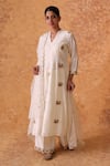 Buy_Pouli Pret_Ivory Chanderi, Cotton, Organza Zari V-neck Work Kurta Pant Set _at_Aza_Fashions