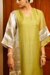 Buy_Eeda_Green Silk Organza, Shantoon V-neck Kurta And Pant Set 