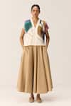 Kharakapas_Off White Cotton V-neck Azara Shibori Pattern Top _Online_at_Aza_Fashions
