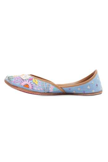 NR By Nidhi Rathi_Blue Embroidered Ethnic Juttis _Online_at_Aza_Fashions