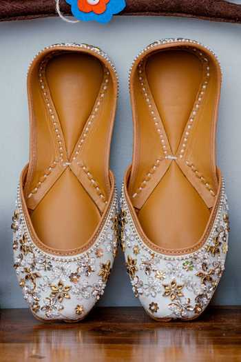 Buy_NR By Nidhi Rathi_Gray Embellished Leather Flat Juttis 
