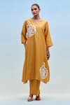 Buy_Priya Chaudhary_Mustard Chanderi Embroidery V-neck Blockprint Kurta Pant Set _at_Aza_Fashions