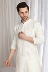 Aham-Vayam White Cotton Embroidery Thread Kurta Online Aham-Vayam_White Cotton Embroidery Thread Kurta _Online
