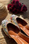 Buy_Kurrbat_White Gelato Embroidered Juttis _at_Aza_Fashions