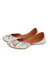 Kurrbat_White Gelato Embroidered Juttis _Online_at_Aza_Fashions