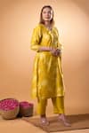 Buy_Mamicha_Yellow Cotton V-neck Fleur Print Kurta Pant Set 