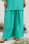 Nero India_Turquoise Chanderi Embroidery Round Neck Floral Kurta With Pant _at_Aza_Fashions