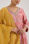 Nero India_Pink Jacquard Embroidery V-neck Textured Kurta With Pant _at_Aza_Fashions
