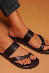 Dmodot Black Toe Ring Pattern Leather Sandals Online at Aza Fashions Dmodot_Black Toe Ring Pattern Leather Sandals _Online_at_Aza_Fashions