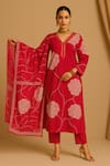 Buy_Thee Modern Roots_Fuchsia Cotton, Cambric Mirrors Split V-neck Printed Kurta Set _at_Aza_Fashions