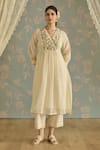 Kritika Dawar_Ivory Chanderi, Cotton Embroidery V-neck Aria 3d Flower Kurta Set _Online_at_Aza_Fashions