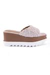Buy_Anaar_Off White Beads, Embroidery Custard Cloud Wedge Sandals 