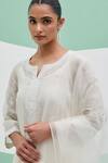 Priya Chaudhary_Off White Chanderi Embroidery Split V-neck Bandhan Kurta Set _at_Aza_Fashions