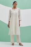 Buy_Priya Chaudhary_Off White Chanderi Embroidery Split V-neck Bandhan Kurta Set 