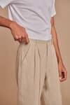 Buy_Saphed_Off White Linen Undyed Pleated Tappered Pant 