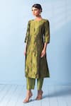 Vishwa By Pinki Sinha_Green Silk Round Neck Tanchoi Woven Kurta And Raw Pant Set _Online_at_Aza_Fashions