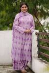 Buy_JAYATI GOENKA_Purple Chanderi Silk Round Neck Geometric Print Kurta Set _at_Aza_Fashions
