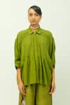 Buy_OFRIDA_Olive Green Jacquard Collared Dusk Leaf Pleated Shirt _at_Aza_Fashions