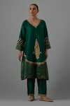 Buy_Priya Chaudhary_Green Chanderi Embroidery V-neck Kurta Set 