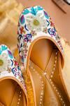 Shop_NR By Nidhi Rathi_White Floral Embroidered Leather Jutti 