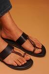 Shop_Dmodot_Black Pelle Antico Toe-ring Leather Sandals _at_Aza_Fashions
