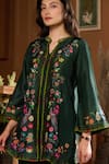 Buy_Taroob_Emerald Green Silk Embroidery Split V-neck Dancing Feathers Kurta With Pant 