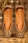 Buy_House Of Vian_Gold Fasaana Embroidered Juttis _at_Aza_Fashions