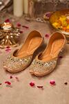 Buy_House Of Vian_Peach Mehfil Embellished Juttis _at_Aza_Fashions