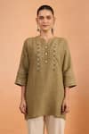 Naintara Bajaj_Green Embroidery Split V-neck Kurta _at_Aza_Fashions